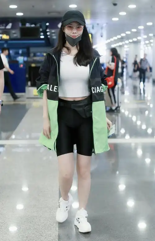 徐冬冬哪来的勇气穿露脐衫配骑行短裤显胯大腿粗小肚腩很抢眼