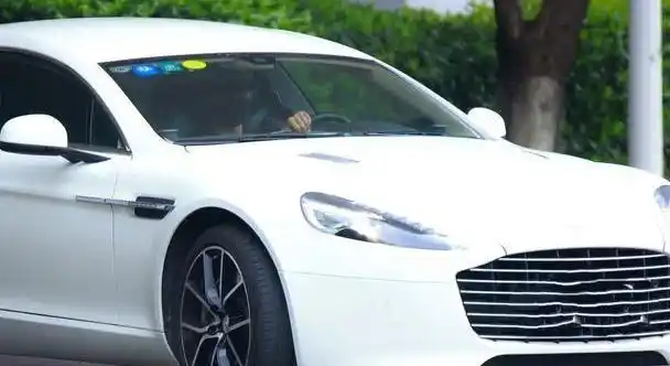 唐嫣产后首次走机场罗晋亲自开车送她穿卫衣露出手臂太瘦了