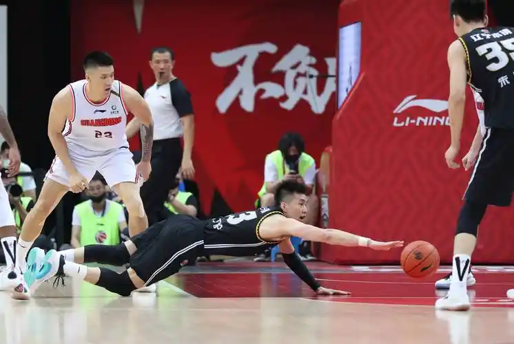 新华社照片,诸暨(浙江),2021年5月2日5月1日,辽宁本钢队球员郭艾伦(左