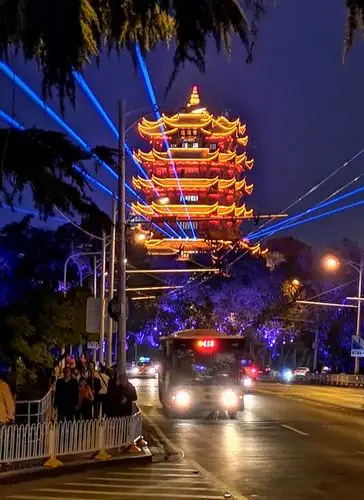 拍武汉夜景随想