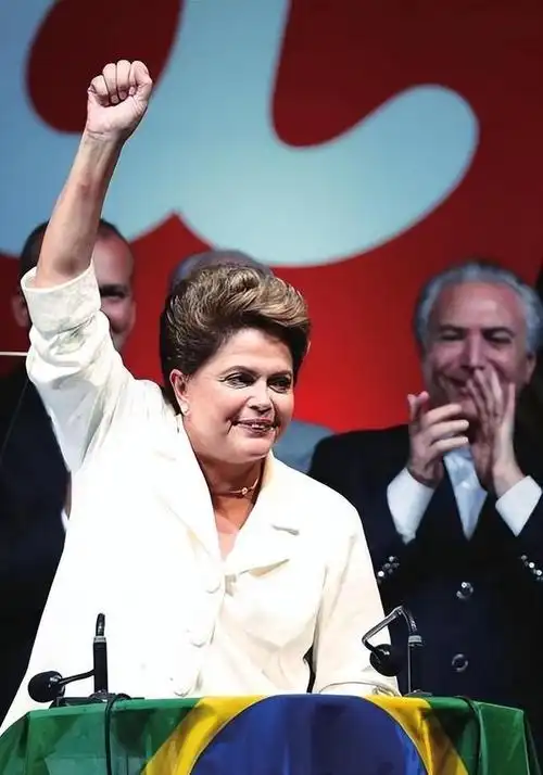 巴西前第一夫人凭美貌上位比总统小44岁脖子上刻着丈夫名字