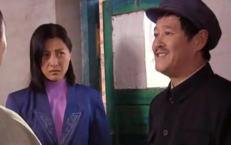 马大帅准备进城找马小翠,临行前向玉芬道别,恰逢遇到玉芬的前夫牛二