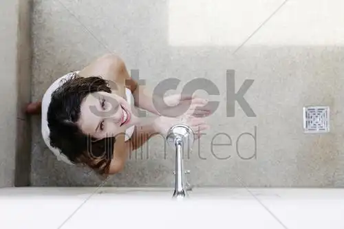 在浴室洗澡的女人