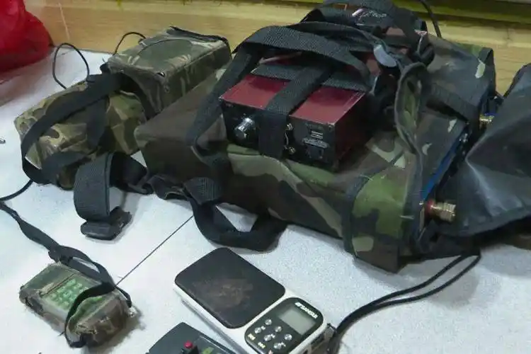 现场缴获电子诱捕装置,自制绊脚套若干,私自饲养的鹧鸪和竹鸡各一只