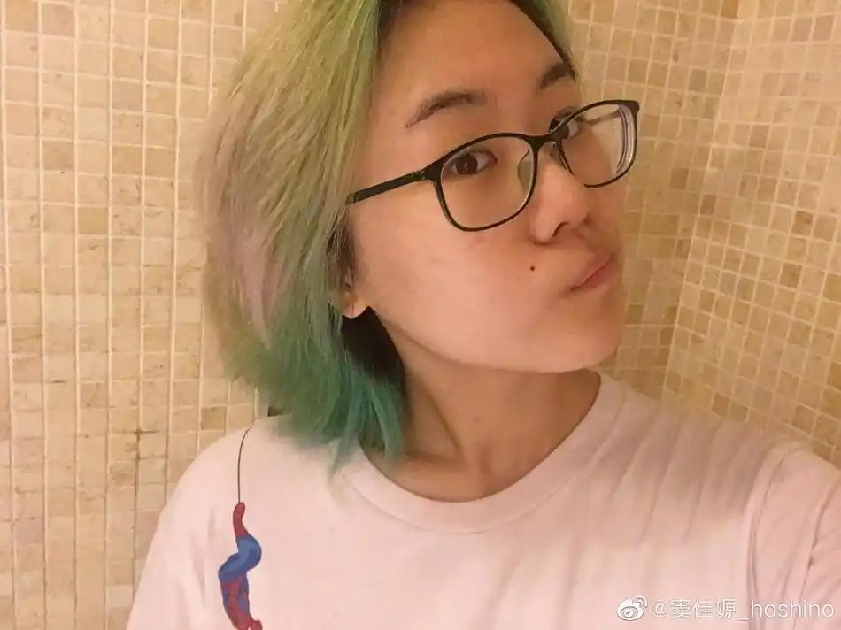 组图:窦唯二女儿窦佳嫄晒高清写真 一头蓝发配背带裤个性十足