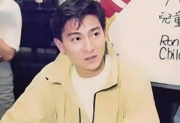 吴京比刘德华小12岁,可是刘德华的颜值与以前没有变化,还是那么年轻