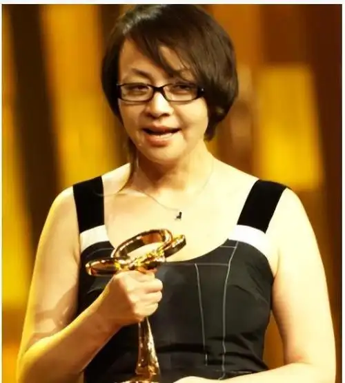 宋丹丹这个名字大家应该都非常熟悉,她早年间在春晚的表演给很多观众