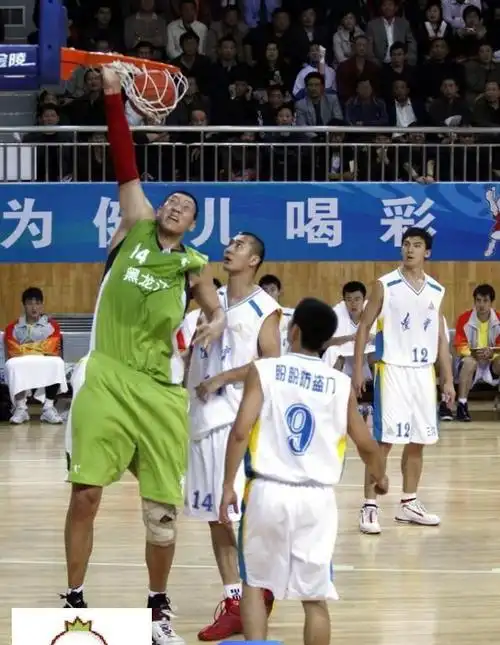 2米36男篮孙明明近况,退役成人生赢家,1米87妻子漂亮,女儿可爱