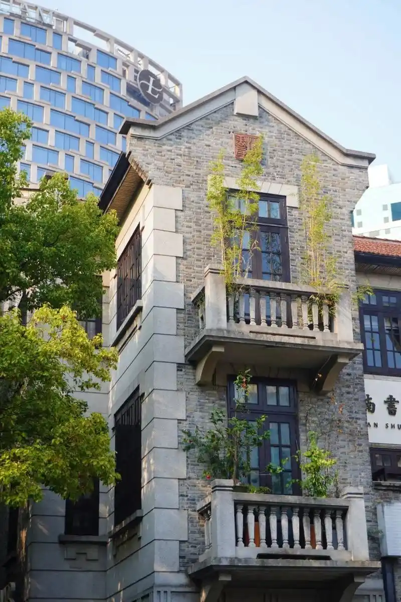 黄浦赏秋地图新天地落日余晖下的石库门秋色