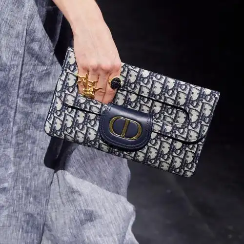 新包| dior 2021春夏系列新包预览:刺绣,印染,镭射切割等工艺