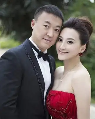 马琳的钱妻是一个演员,而当时马琳没有和前妻 离婚的时候就已经认识