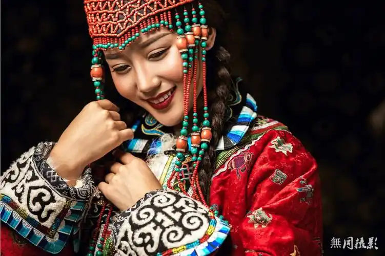 穿蒙古服饰的姑娘太美了