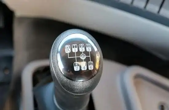 在控制车速看情况用档位替代部分制动,尤其是下坡时让发动机制动,偶尔