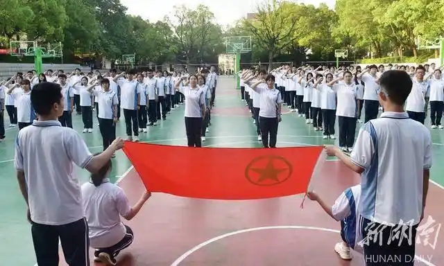 5月4日,衡东县第一中学,新团员进行入团宣誓.