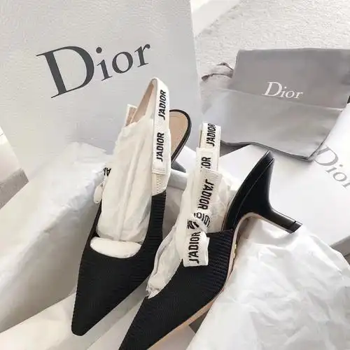 dior小猫跟颜值很在线