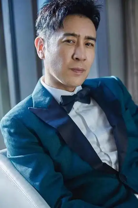 她整天在家看哪里有机会,第一时间给于和伟报名,还陪着他去剧组面试