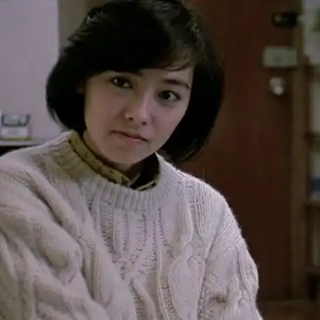 《英雄本色》,在这部纯男人的戏里,有一位女神级的人物,她叫朱宝意,戏