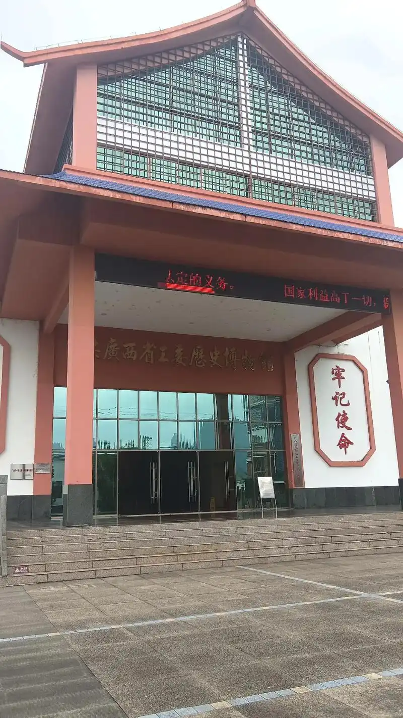 到了英家博物馆,刚走进大厅,一股古老的气息便扑面而来,在幽暗