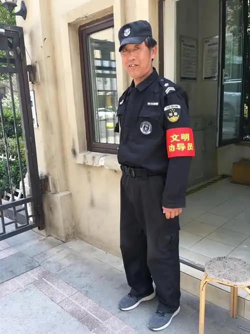 三,向小区保安发放文明劝导袖章并佩戴;督促物业保洁人员加强日常