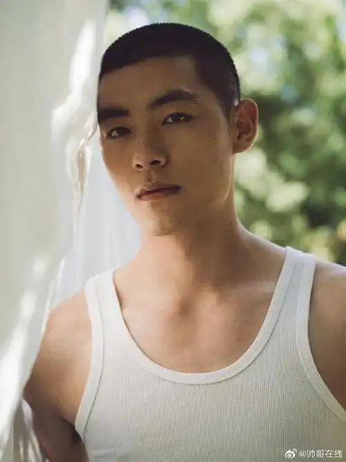 帅哥超话#寸头帅哥##寸头#肌肉帅哥营超话男生写真超话对于寸头男生