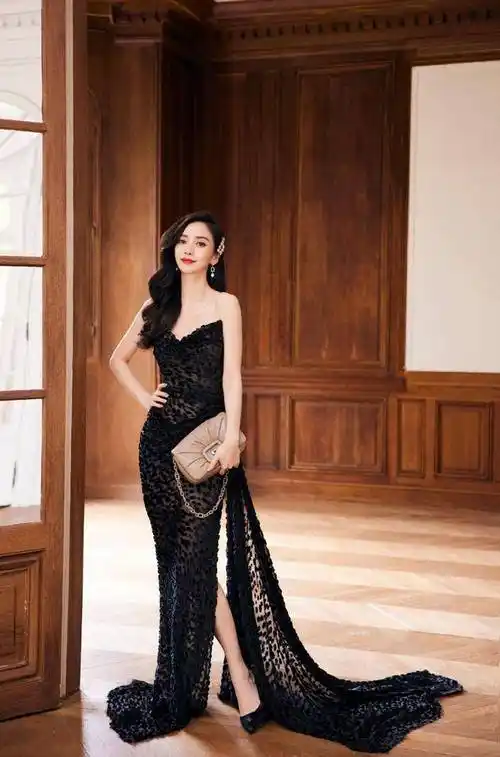 angelababy不愧是模特出身,深v抹胸裙大秀身材,肤白貌美大长腿_造型_