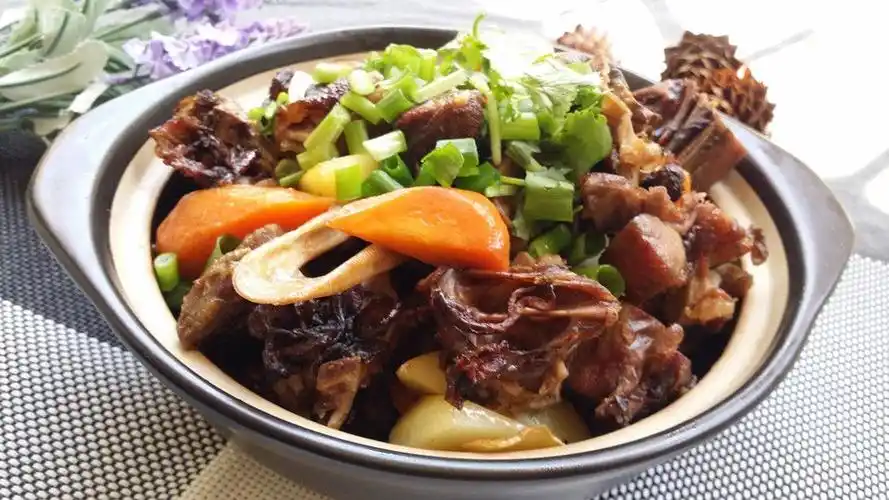 蒜香鸭肉煲的做法