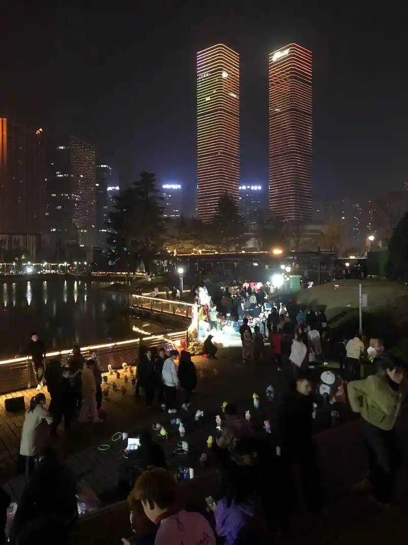 人山人海太热闹了 #城市夜晚霓虹灯璀璨 #美好的夜晚 #人 - 抖音