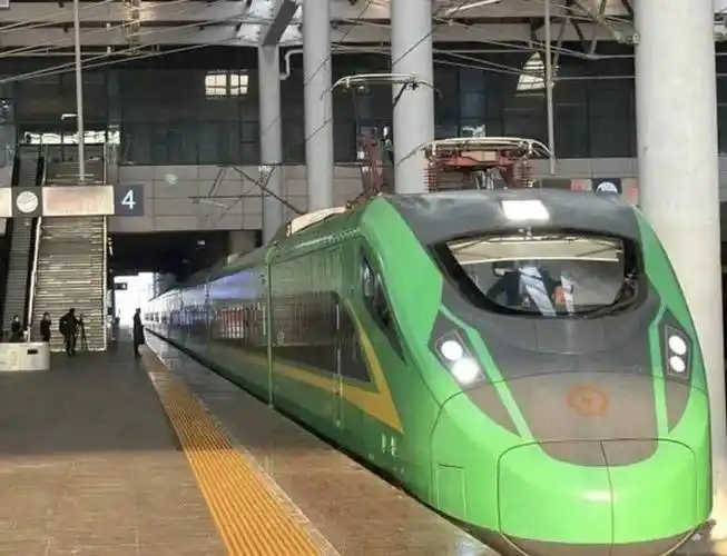 成片暴雨大暴雨,列车停运!多地紧急提醒