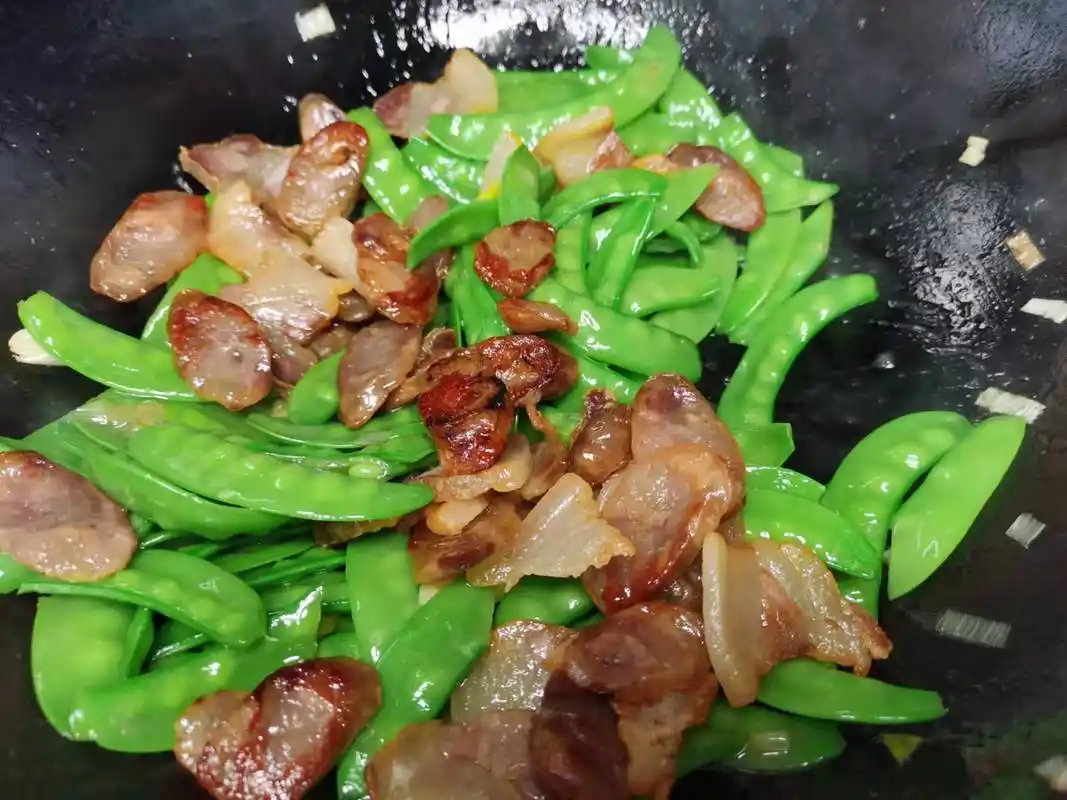粤菜经典小炒荷兰豆炒腊味,腊味醇香,脆嫩爽口,简单易学有窍门