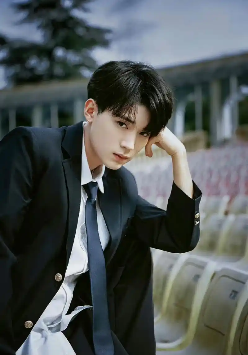 周翊然这套校服造型帅得我崩溃,校园文里的校霸应该长的脸[抓狂] 67