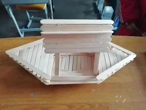 昝彦如同学用雪糕棍制作了精致的小船.