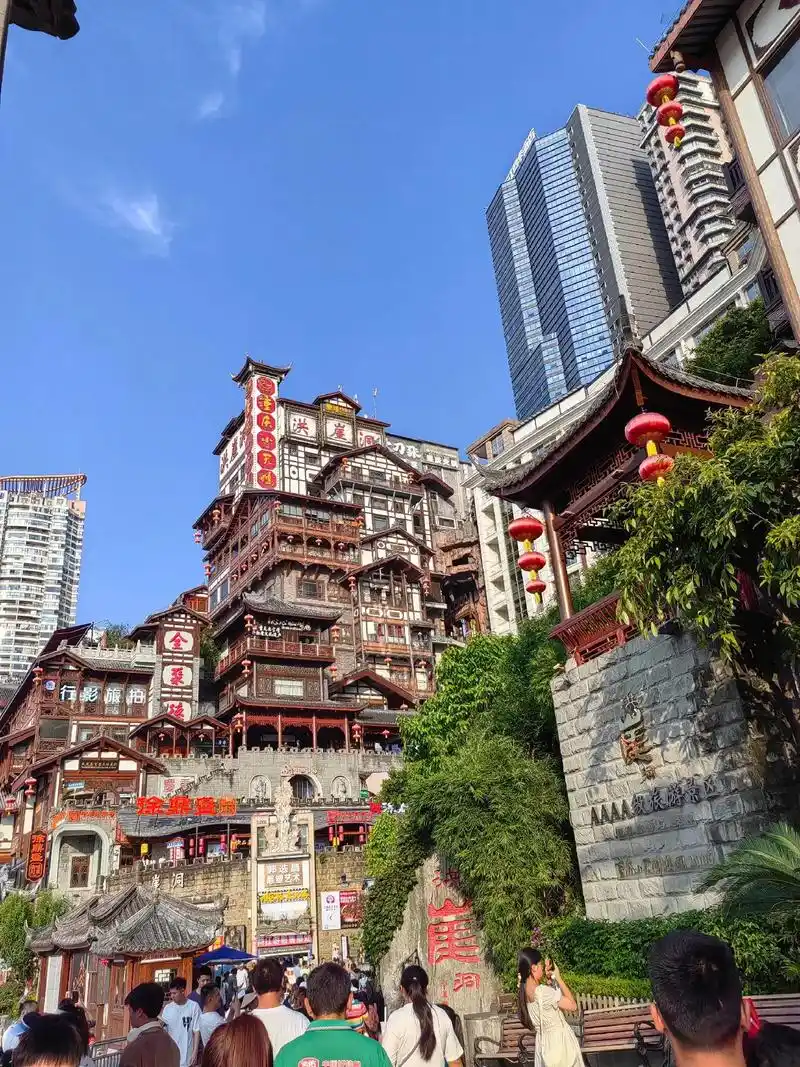 重庆洪崖洞,犹如一幅立体的山城画卷.拾级而上,灯火辉煌