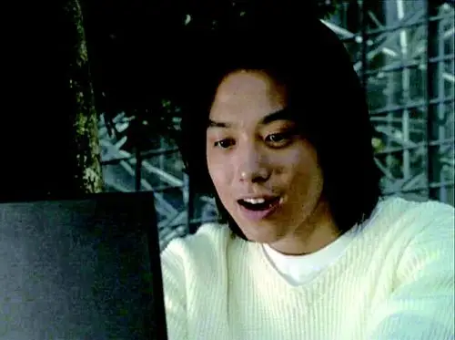 2000年,天才少年·高山我梦在一次试验中见到神秘的红色光之巨人.