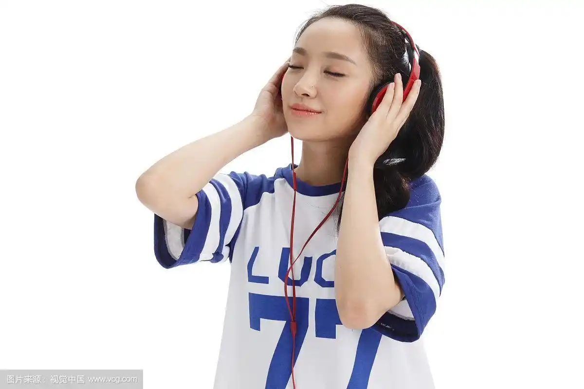 年轻女孩戴耳机听音乐