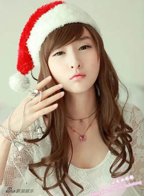 小龙女彤彤本名林柯彤,身高172cm,体重49kg,曾担任车展模特,也拍摄过