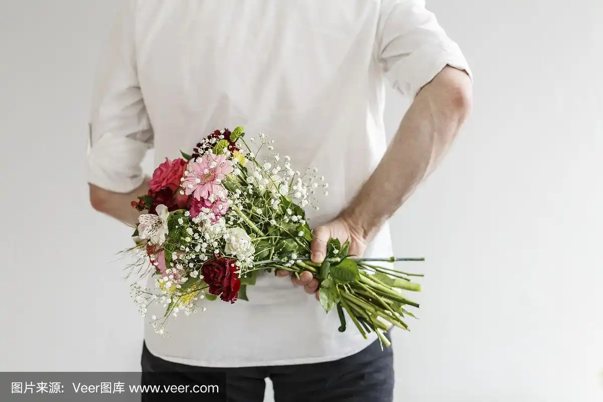 男人拿着一束花