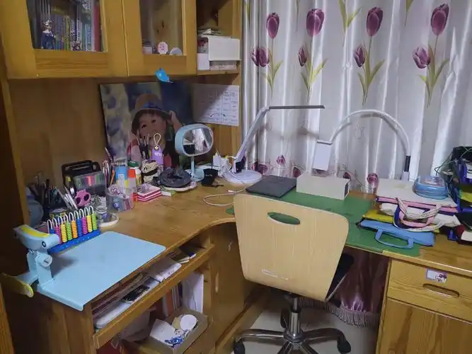 看我收拾的课桌整洁吧