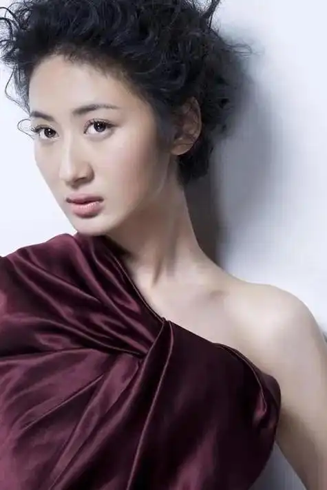 41岁郭珍霓最新近况曝光素颜参加中戏同学会风头不输唐嫣