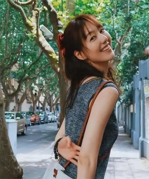 主持人王冠:和尼格买提传绯闻,被母亲催婚,40岁依旧美丽动人