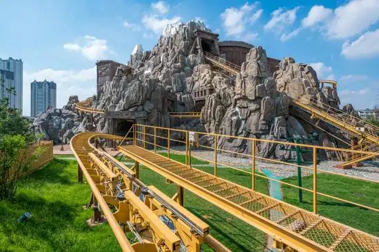 亚洲首台4d情景过山车——雪山飞车