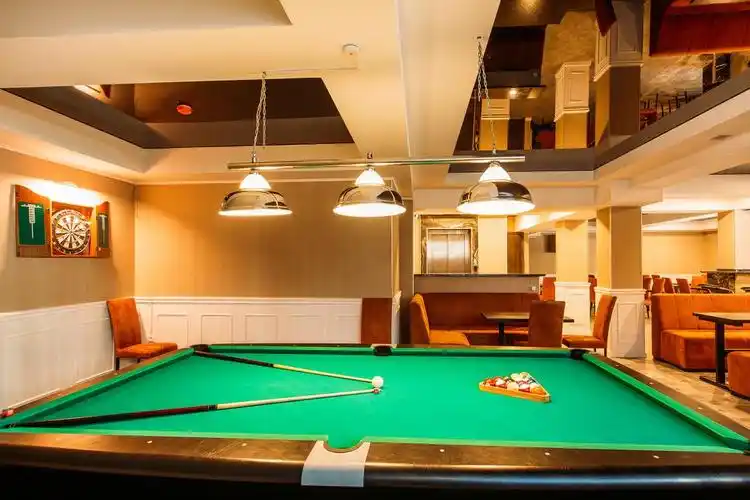 hotel west内的一张台球桌