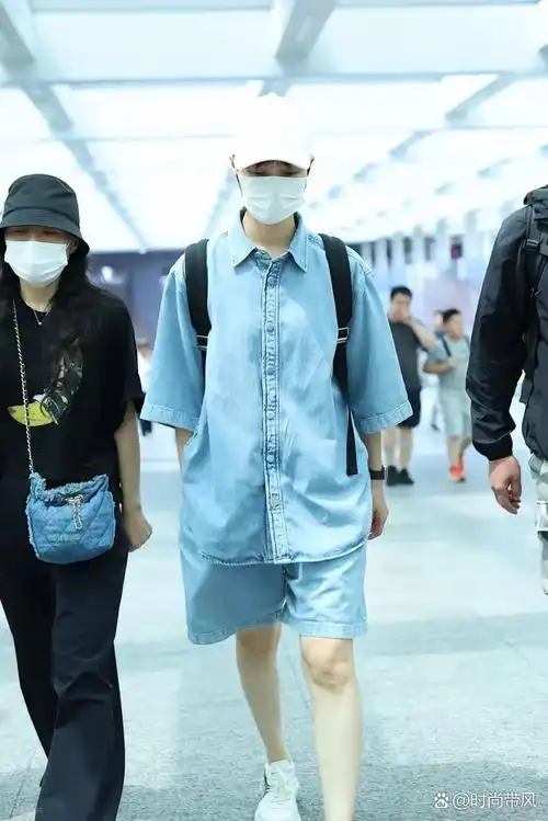 有网友在北京机场偶遇李宇春,一身中性风的牛仔套装,洒脱帅气!