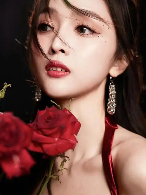 吴宣仪红裙造型优雅迷人妩媚动人自带氛围感