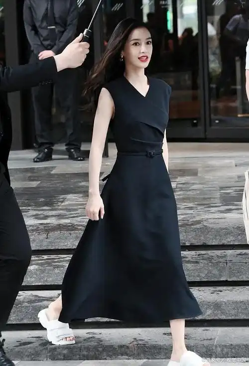 黑色长裙忌讳配什么鞋子?