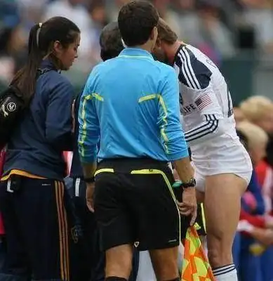 为什么足球比赛中脱球衣庆祝会吃黄牌?答案让球迷意想不到!_网易订阅