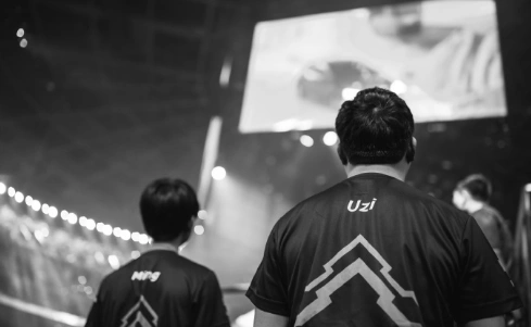 fpx新王登基,赛后rng队员离开时,uzi落寞的背影真是让人心疼!