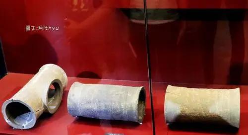 走进博物馆,首先看到的是三千年以前的陶制地下排水管道,三通,现代用