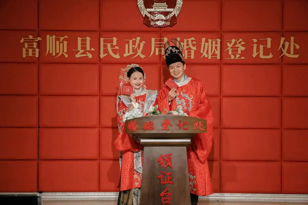 汉服领证.#领证#凤冠霞帔 #满满的仪式感满满的幸福感  78 - 抖音