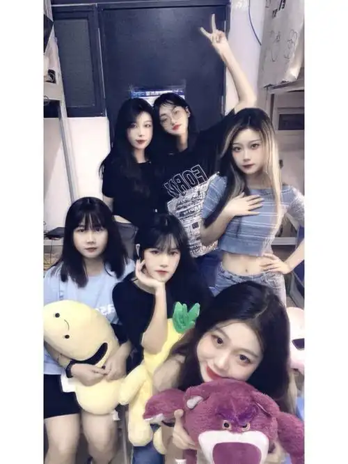 这时候拿上就可以充当道具啦#宿舍拍照92  #大学生