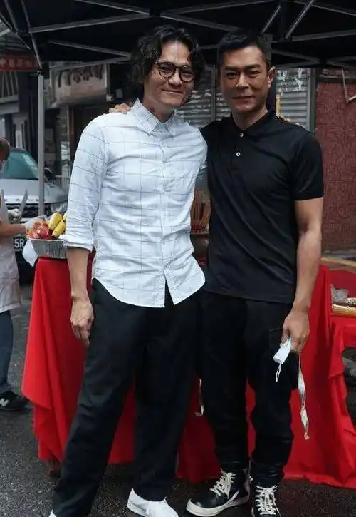 这部电影,除了大量动作戏,还有很多推理的剧情,林家栋与古天乐的同台